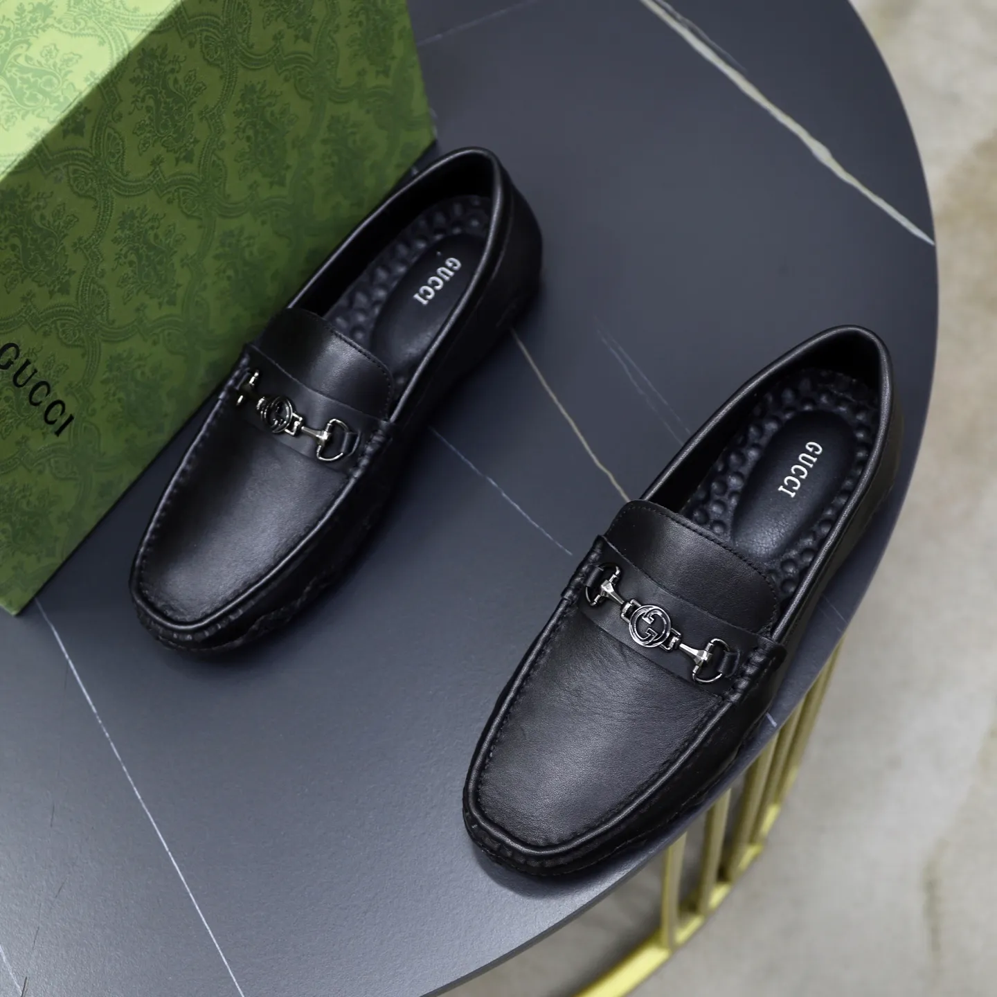 Ex-factory price: 400💰🙅‍♂️🙅‍♂️🙅‍♂️ Brand: Gucci GuCCI Standard code: Men's code 38-44 (45 can be customized) Grade: Same as the official website Material: Original leather stitching and hand stitching Comfortable and wear-resistant outsole Style category: Men's fashionable casual slip-on shoes Distinguished big-name luxury elements Top luxury Color: Color of the actual picture